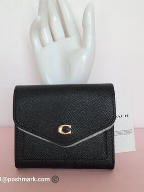 COACH Wyn Crossgrain Leather Small Leather Wallet- Black color⭐